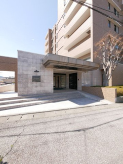 【エントランス】 | 甲府市国母8丁目 Ｈ12年築 ラフィーネ国母 内装一新 5階 | マンションエントランス