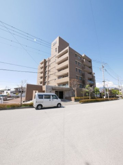 【外観】 | 甲府市国母8丁目 Ｈ12年築 ラフィーネ国母 内装一新 5階 | 国母8丁目の整備された街並みに佇む平成12年築マンション　外観も綺麗です。