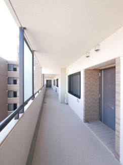 【バルコニー】 | 甲府市国母8丁目 Ｈ12年築 ラフィーネ国母 内装一新 5階 | 外部廊下は幅が広く、エアコン室外機を余裕を持って設置できます。