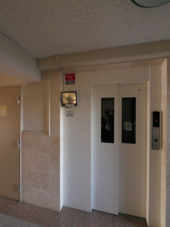 【その他共用部分】 | 甲府市国母8丁目 Ｈ12年築 ラフィーネ国母 内装一新 5階 | 1階エレベーター乗降口　エレベーター内の防犯カメラモニターで乗降者を確認出来ます。