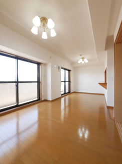 【居間・リビング】 | 甲府市国母8丁目 Ｈ12年築 ラフィーネ国母 内装一新 5階 | 大きな掃き出し窓が2箇所のＬＤＫ　カーテンを開けたままの生活が可能です。