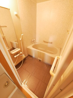 【浴室】 | 甲府市国母8丁目 Ｈ12年築 ラフィーネ国母 内装一新 5階 | 広々バスルーム　とても綺麗な状態です。