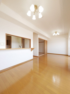 【居間・リビング】 | 甲府市国母8丁目 Ｈ12年築 ラフィーネ国母 内装一新 5階 | 便利なカウンタータイプのキッチン　とても綺麗にリフォームが仕上がりました。