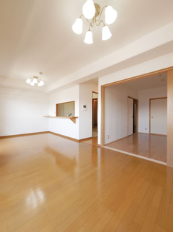 【居間・リビング】 | 甲府市国母8丁目 Ｈ12年築 ラフィーネ国母 内装一新 5階 | 13帖の南面リビング　窓も大きくとても明るいリビングです。