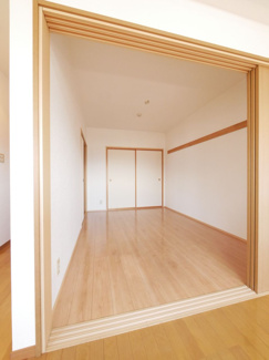 【洋室】 | 甲府市国母8丁目 Ｈ12年築 ラフィーネ国母 内装一新 5階 | 5帖洋室はセカンドリビングとしても利用可能