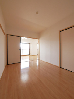 【洋室】 | 甲府市国母8丁目 Ｈ12年築 ラフィーネ国母 内装一新 5階 | 5帖洋室　客間としても利用可能です。