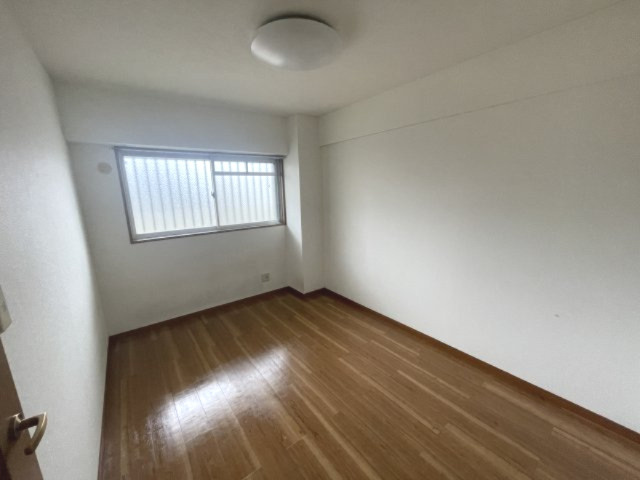 ジョイフル旭ヶ丘の洋室|玄関横の洋室