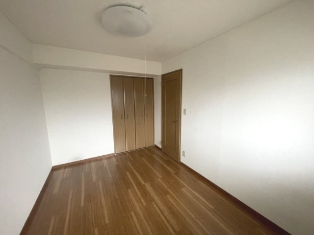 ジョイフル旭ヶ丘の洋室|玄関横の洋室