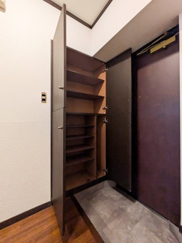 ロマネスク城南第２の玄関|落ち着いた玄関です