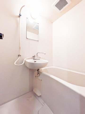 ロマネスク城南第２の浴室|落ち着いた空間のお風呂です