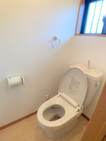 アイリーハイツ富士のトイレ|別部屋同一間取りのお写真となります。