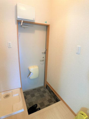 アイリーハイツ富士の玄関|別部屋同一間取りのお写真となります。
