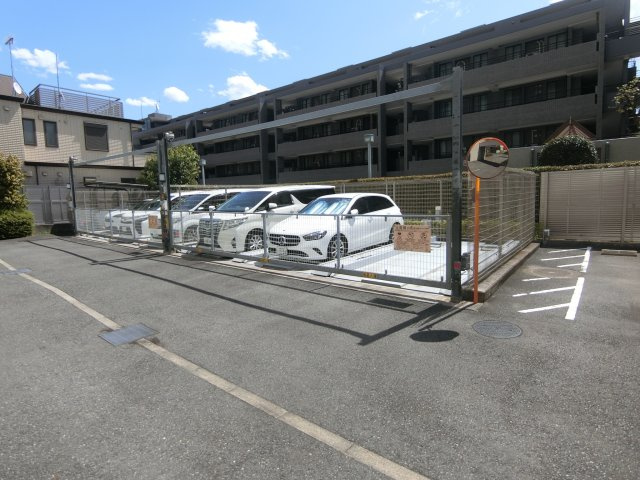 プラウド元住吉アベニューの駐車場