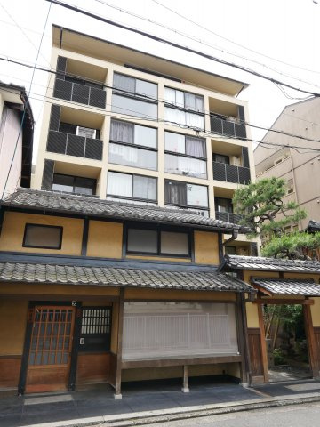 ヴィラスタジオーネ御所南の外観