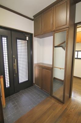 【玄関】 | 南塚口町６丁目貸家 | 大型シューズBOX　収納たっぷり♪