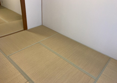 【寝室】 | シーサイドパレス平塚　B号棟 | 寝室でゆっくりと過ごすためにはベッド周りの適度な空間を担保することや窓の位置、照明の明るさ、寝室の広さなどを考える必要があります。自身や家族の構成とライフスタイルに併せて寝室にする部屋を選びましょう！