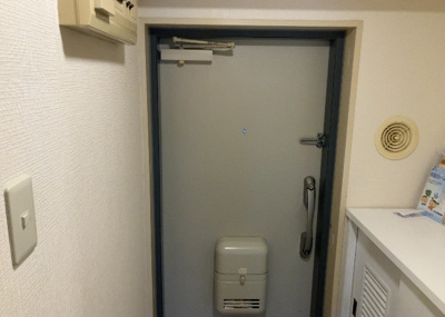 【玄関】 | シーサイドパレス平塚　B号棟 | 玄関は家の顔でもあり、家族以外の目にも止まる場所です。玄関は外との間を仕切る扉、靴などをしまっておく収納スペース、靴脱ぎのたたきスペース、来客とのやり取りをするドアホンなど複数のアイテムからなります。