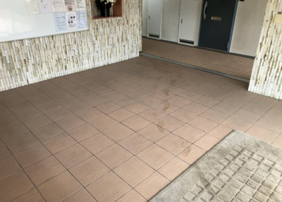 【エントランス】 | シーサイドパレス平塚　B号棟 | マンションのエントランスには、もともと風よけや防犯の役割がありますが、マンションによって宅配ボックスなどの設備が備わっている所もあります。日々の生活をイメージしながら生活しやすさをチェックしましょう。