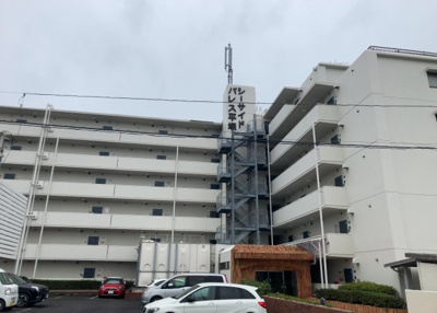 【外観】 | シーサイドパレス平塚　B号棟 | 外観はマンション管理がされているかの目安になります。築年数が古いと、壁面は劣化してひび割れが生じることも！建物が古びていても細かいところが修繕されていると、きちんと管理されているなぁと感じるでしょう。