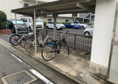 【駐車場】 | シーサイドパレス平塚　B号棟 | 車一台あたりに必要なスペースは、標準サイズの普通自動車で横幅2m50cm、長さ5mは必要になります。ただし、乗降のことも考慮して横幅3m30cm、長さ5m50cmほどは確保できるところを選びましょう。