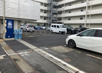 【駐車場】 | シーサイドパレス平塚　B号棟 | 駐車場と明記されていても、最小スペースでつくられた駐車場だと大型車は駐車できなかったり、出入りしにくくなったりする可能性があります。お車のサイズと購入したい物件の駐車場のサイズを現地で確認しましょう。