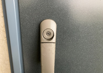 【防犯設備】 | シーサイドパレス平塚　B号棟 | 当然のことではありますが、オートロックやセンサーライト、ホームセキュリティーなどの防犯設備があれば、小さいお子様がいるご家庭も安心ですよね！まず物件購入の際は、防犯設備もチェックするようにしましょう。