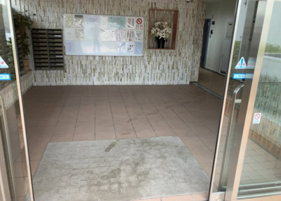 【ロビー】 | シーサイドパレス平塚　B号棟 | ラウンジは、マンションの共用スペースに椅子やテーブルなどを配置した利用者が寛げる空間です。屋内型ラウンジと屋外型ラウンジがあります。共用部分の管理状況と合わせて、詳細については現地でご確認ください。