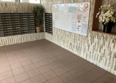 【ロビー】 | シーサイドパレス平塚　B号棟 | ロビーというと、エントランスと何がちがうの？と思いますよね。実はロビーとエントランスには明確な決まりはありません。物件によっては、エントランスを入って広がるある程度の広さのある空間がロビーとなります。