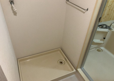 【ランドリースペース】 | シーサイドパレス平塚　B号棟 | ランドリースペースも気になります。洗濯機置場があり「洗う、干す、取り込む、アイロンがけ、たたむ」など、洗濯に関する家事をするための空間です。広さや収納など付帯設備も含めて、詳細は現地でご確認ください。