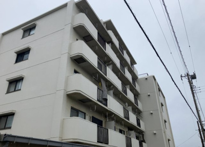 【外観】 | シーサイドパレス平塚　B号棟 | ＲＣ造、Reinforced Concreteは直訳すると補強されたコンクリートです。主に柱や梁・床・壁が鉄筋とコンクリートで構成おり、鉄筋を組んだ型枠にコンクリートを流し込んで固めたものを指します。