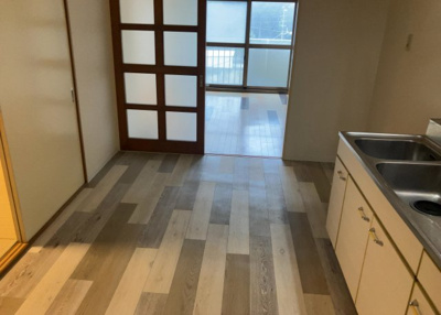 【居間・リビング】 | シーサイドパレス平塚　B号棟 | 直線タイプはLとDKを一直線に並べた形で対面キッチンのタイプです。一般的なのでよく見かけるかもしれません。直線タイプに似た直接アイランドタイプは、キッチンとダイニングの間に壁がない分広く感じられます。