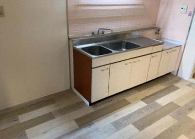 【キッチン】 | シーサイドパレス平塚　B号棟 | 標準的なシステムキッチンの横幅は、165cm～300cm程度です。2100・2400・2550・2700などミリ単位で表記されます。普段どのように料理をするのかを想定しながら合ったサイズを選びましょう