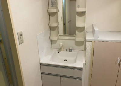 【独立洗面台】 | シーサイドパレス平塚　B号棟 | 洗面化粧台では顔を洗ったり、身だしなみを整えることが本来の使い方ですが、用途によっては洗面化粧台に求められる機能が違ってくるため、ご自身や家族のライフスタイルに合ったものを選ぶことをおすすめ致します。