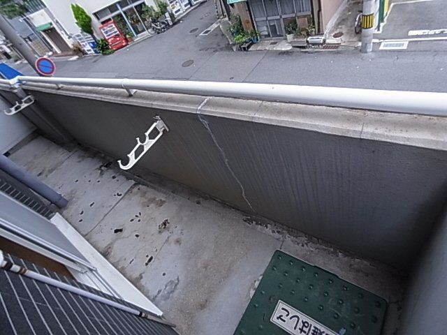 神戸市兵庫区西上橘通２丁目の賃貸マンションのバルコニー