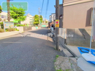 【外観】 | 販売現地
モダンなデザインが印象的な広々とした外観。閑静な住宅街に佇む魅力的な物件です。