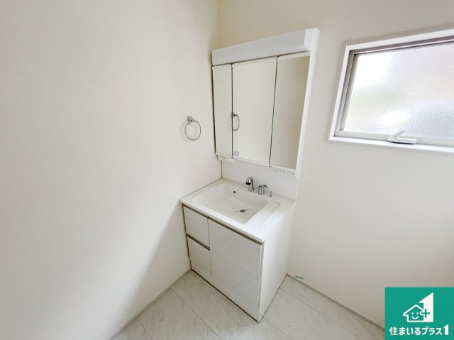 大津市錦織　新築一戸建ての独立洗面台|清潔感のある洗面台です。フラットな鏡は掃除がしやすく毎日清潔！鏡裏には収納があるのでスッキリとした洗面台が保てます。