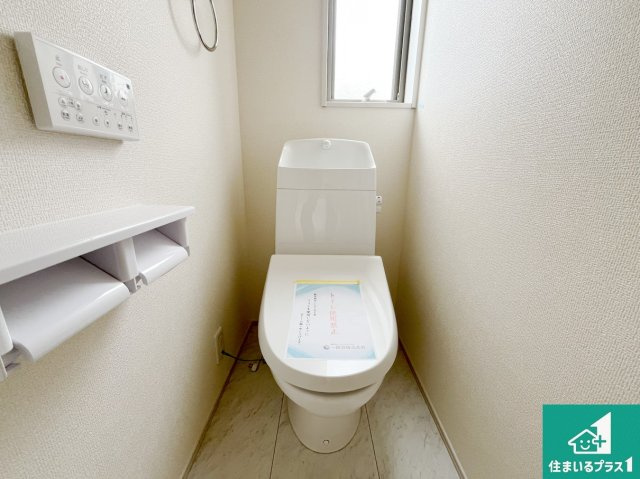 大津市錦織　新築一戸建てのトイレ|1・2階の2ヶ所にあるので、朝の忙しい時間の順番待ちもなく、深夜の利用にも大変便利です。