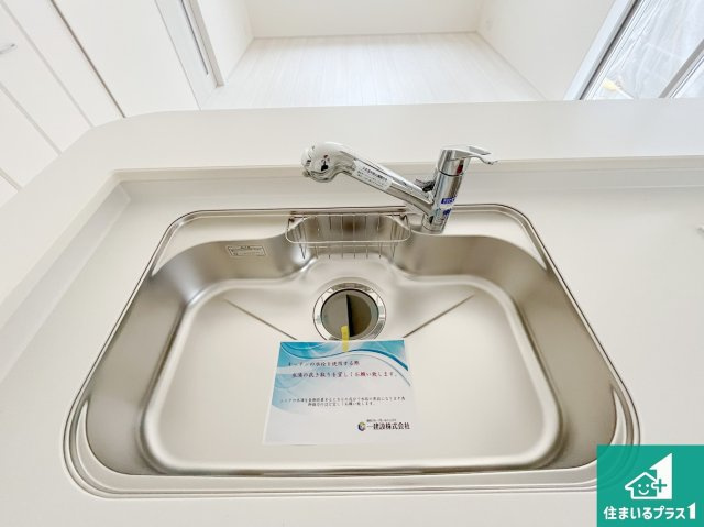 大津市錦織　新築一戸建ての設備|蛇口の先端に浄水器を内蔵しています！原水と浄水、お湯と冷水、シャワーの切替えがワンタッチなので用途によって使い分けられます。