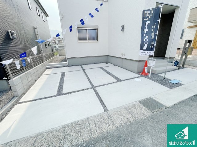 大津市錦織　新築一戸建ての駐車場|前面道路広々で車の出し入れも便利です。駐車が苦手な方でも安心して車庫入れできます！