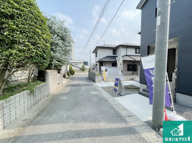 大津市錦織　新築一戸建ての前面道路含む現地写真|周辺は閑静な住宅街！前面道路広々で車の出し入れも便利です。駐車が苦手な方でも安心して車庫入れできます！