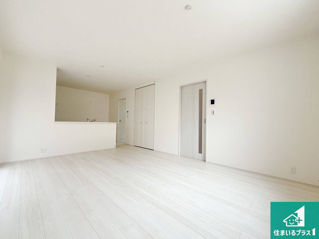 大津市錦織　新築一戸建ての居間・リビング|シンプルなリビングは家具次第で雰囲気を変えることができます！