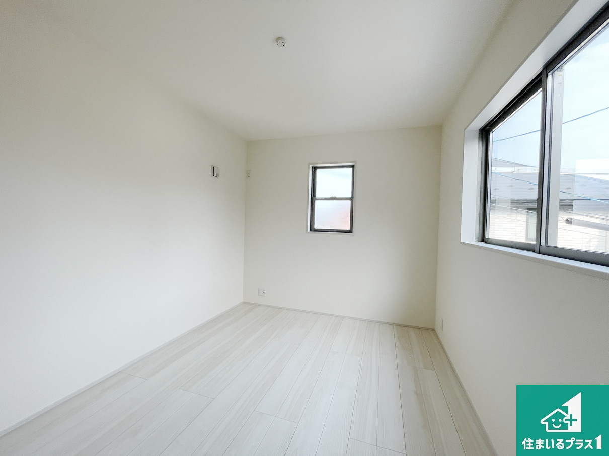 大津市錦織　新築一戸建ての洋室|シンプルな洋室は、自分好みのインテリアが楽しめます♪ご家族とインテリアや家具を選びに行くのは新築購入時の醍醐味の一つです。ぜひお楽しみください♪