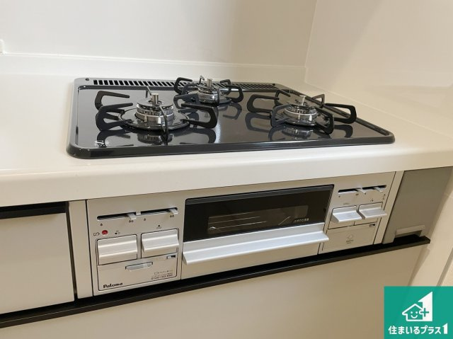 大津市錦織　新築一戸建ての設備|ダブル高火力Ｓｉセンサー付きコンロ！３口あるので、まとめて料理をする時も大活躍！