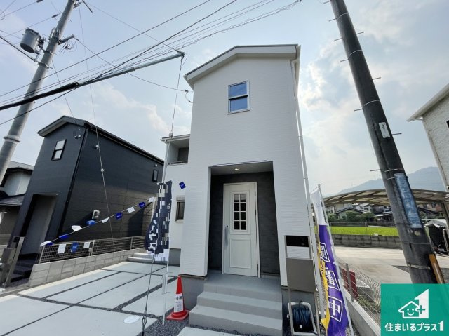 大津市錦織　新築一戸建ての外観|前面道路は車の通りも少なくて安心です。