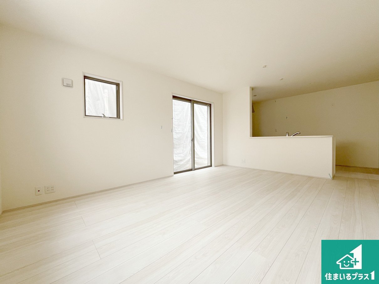 大津市錦織　新築一戸建ての居間・リビング|シンプルなリビングは、観葉植物等のインテリアを楽しめますね！パパ好みにも、ママ好みにも家具次第で雰囲気を変えることができます！