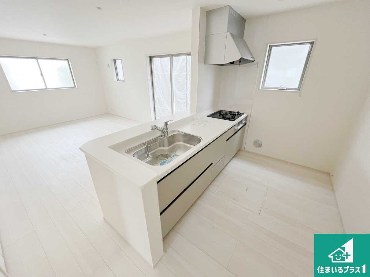 大津市錦織　新築一戸建てのキッチン|子供を見守りながらお料理が出来るため家族のコミュニケーションか増えます♪スペースが広く確保されている為お子様が大きくなったときは一緒に料理を楽しめます♪