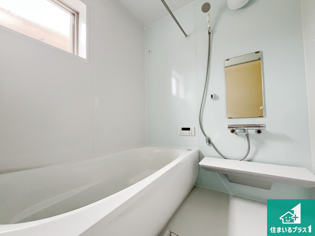 大津市錦織　新築一戸建ての浴室|足をゆったり伸ばして寛げる浴槽です。窓が設けられていますので差し込む光が明るく穏やかな雰囲気にしてくれます♪浴室乾燥機も設置しているので、雨の日の洗濯物も安心です♪