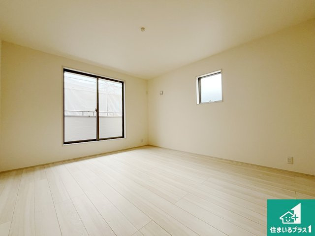 大津市錦織　新築一戸建ての洋室|シンプルな洋室は、自分好みのインテリアが楽しめます♪ご家族とインテリアや家具を選びに行くのは新築購入時の醍醐味の一つです。ぜひお楽しみください♪