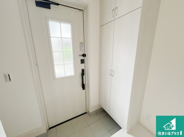 大津市錦織　新築一戸建ての玄関|シューズボックスにはたくさんの靴が収納できるので玄関周りはいつもスッキリ！ご家族が増えても安心！