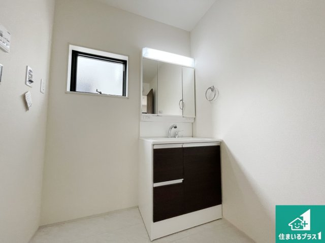 大津市錦織　新築一戸建ての独立洗面台|清潔感のある洗面台です。フラットな鏡は掃除がしやすく毎日清潔！鏡裏には収納があるのでスッキリとした洗面台が保てます。